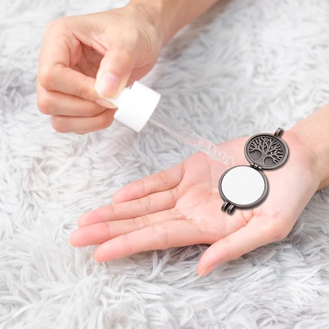 Larrel 100 Pcs Round Aromatherapy Pad, 0.88in White Round Essential Oil Pads Aromatherapy Pad 2.25cm Replacement Refill Pads for Essential Oil Diffuser Necklace Humidifier Home Car