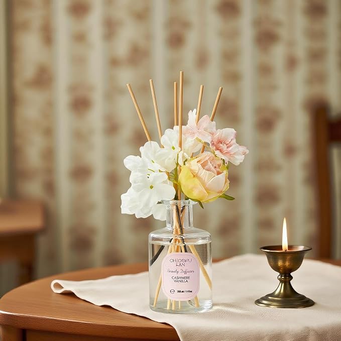 Cashmere Vanilla Reéd Diffuser Set with Flowers Reéd Diffuser Sticks, 6.7oz Scent Fragrance Essential Oil Diffuser for Bedroom Bathroom Home Décor Shelf Decor