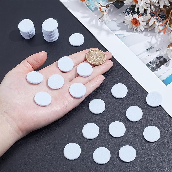 WADORN 100Pcs 20mm Round Aromatherapy Diffuser Refill Pad, Essential Oil Diffuser Replacement Refill Pads Microfiber Absorbing Circle Essential Pads for Diffuser Necklace Vent Clip Home Car