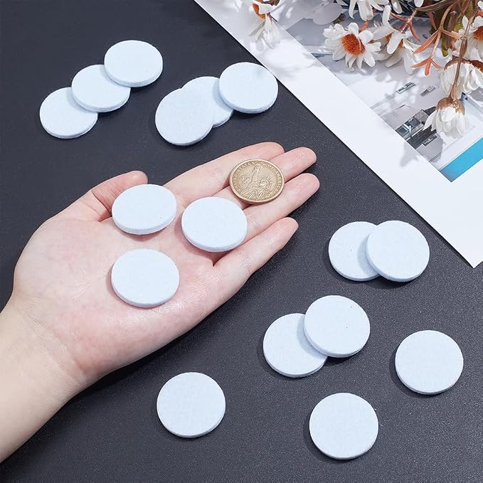 WADORN 100Pcs 30mm Round Aromatherapy Diffuser Refill Pad, Essential Oil Diffuser Replacement Refill Pads Microfiber Absorbing Circle Essential Pads for Diffuser Necklace Vent Clip Home Car